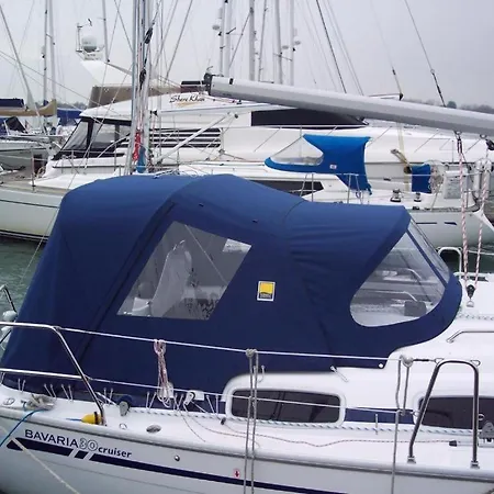 ספינת מלון Yacht 30 *